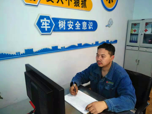 1618189119299501.jpg 何凱_副本.jpg